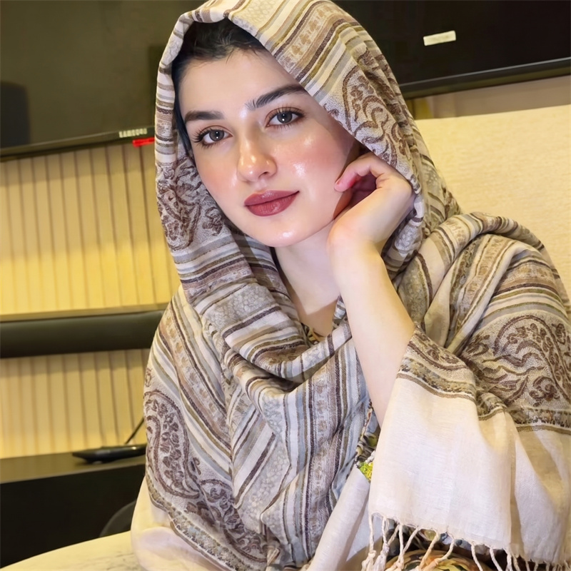 Vintage Fashion For Women - حجاب نسائي عصري بنقشة بيزلي عتيقة،