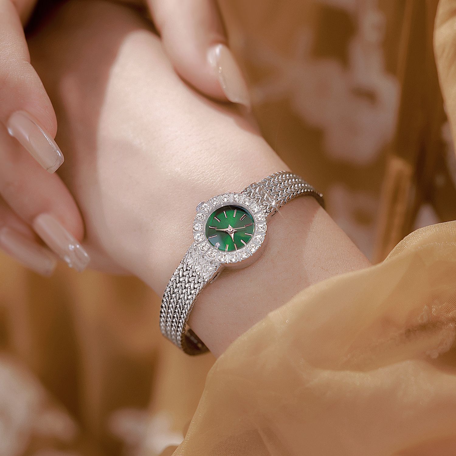 خمر ساعة اليد النسائية الفاخرة - مراجعة Vintage Fashion Watches وسعره