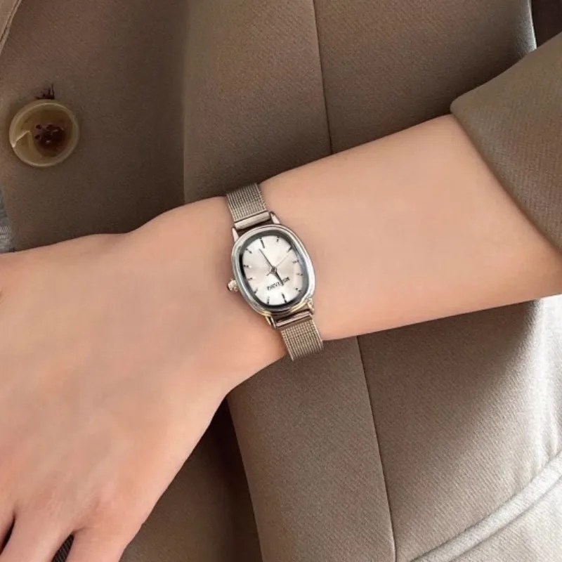 صغيرة البيضاوي الهاتفي الأخضر  - مراجعة Vintage Fashion Watches وسعره
